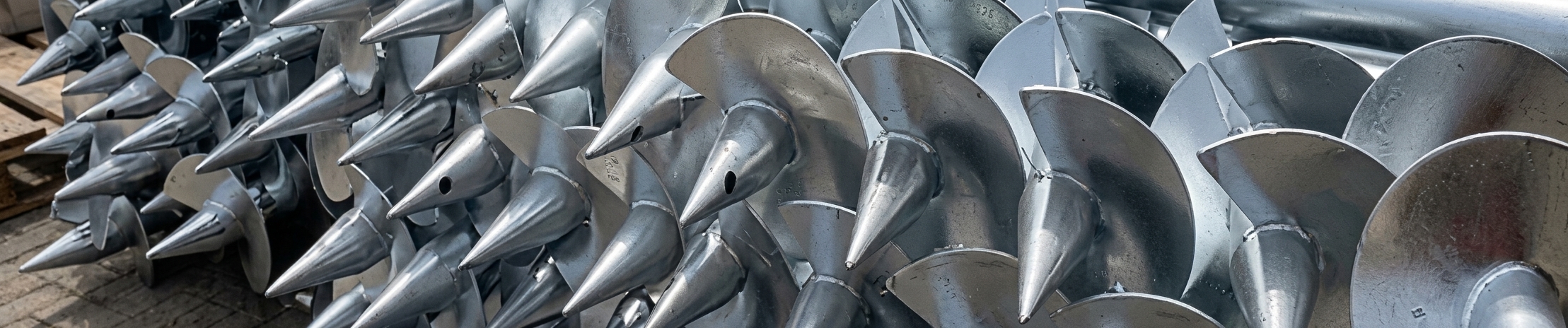 Estacas helicoidais de aço galvanizado, prontas para instalação — sistema de fundação por estaca helicoidal (screw-pile).