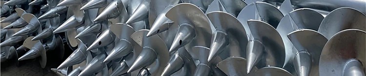 Estacas helicoidais de aço galvanizado, prontas para instalação — sistema de fundação por estaca helicoidal (screw-pile).